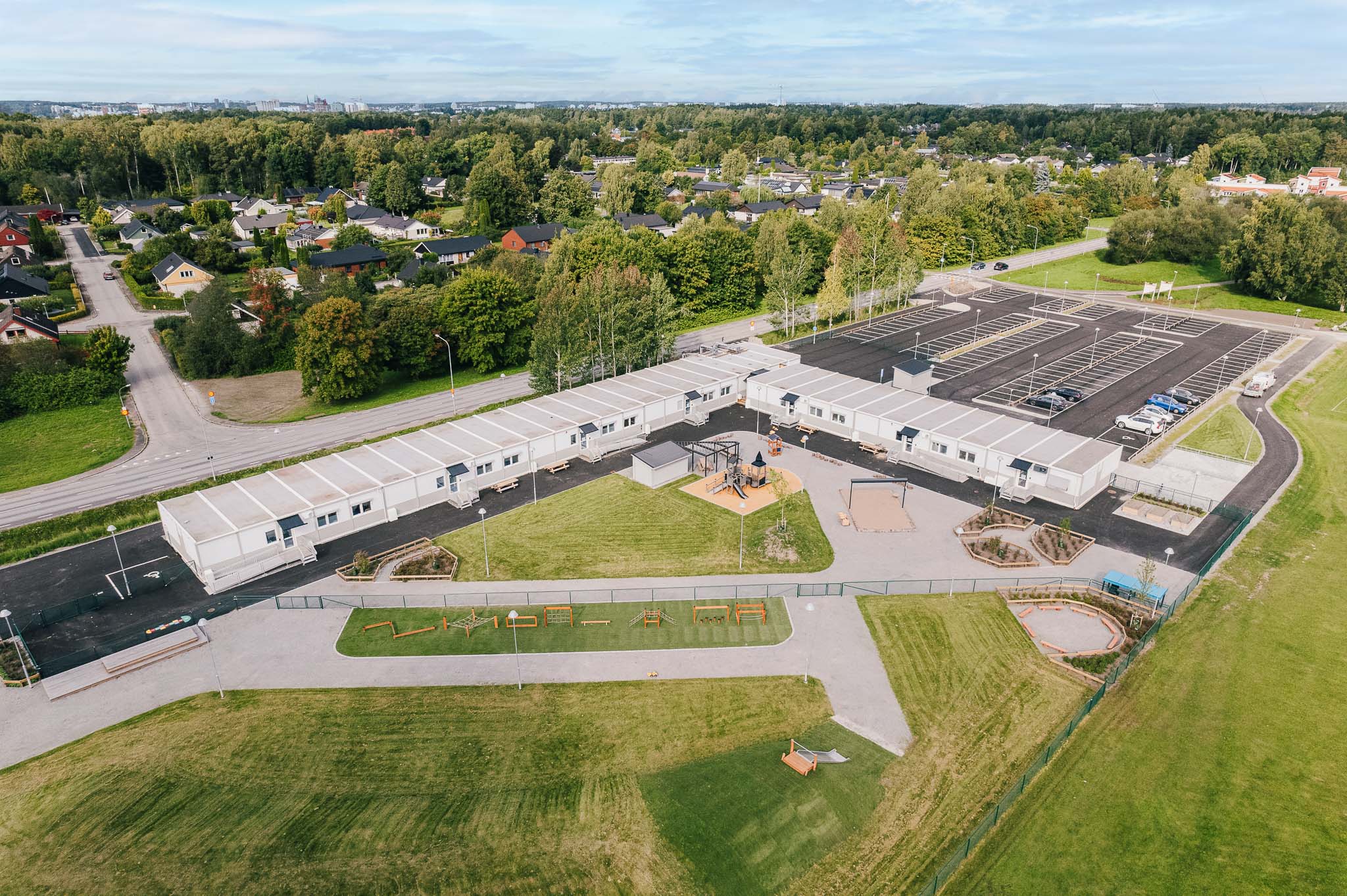 Hamre förskola i Västerås drönarbild, förskolepaviljong