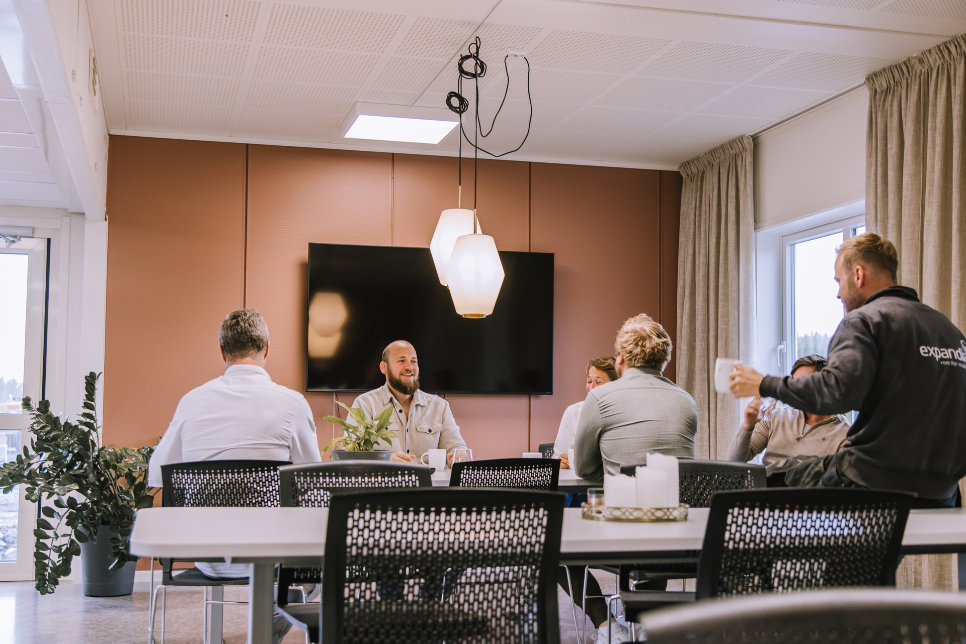 Mötesrum med medarbetare i moderna kontorsmoduler