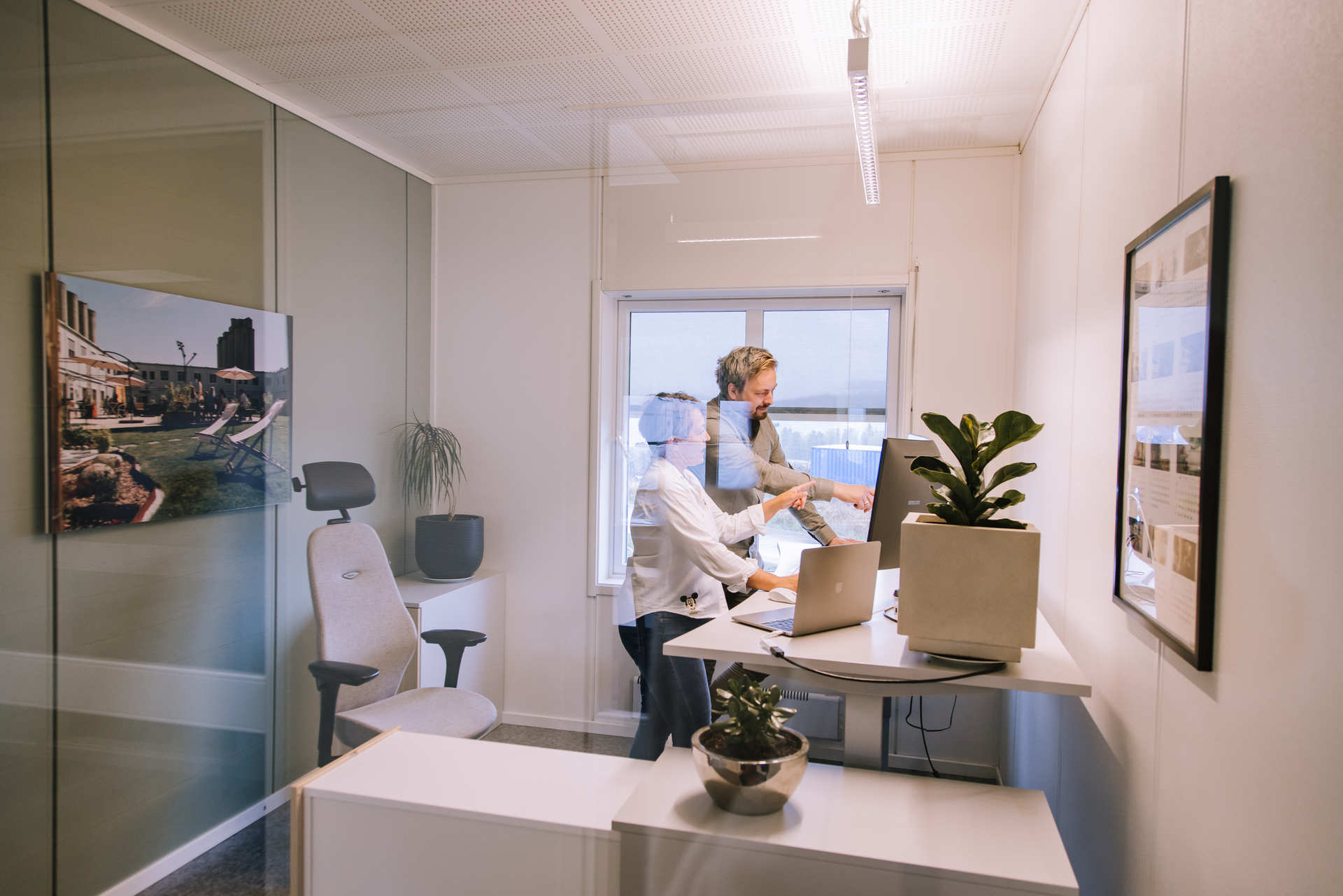 expandias medarbetare tillsammans framför datorskärm