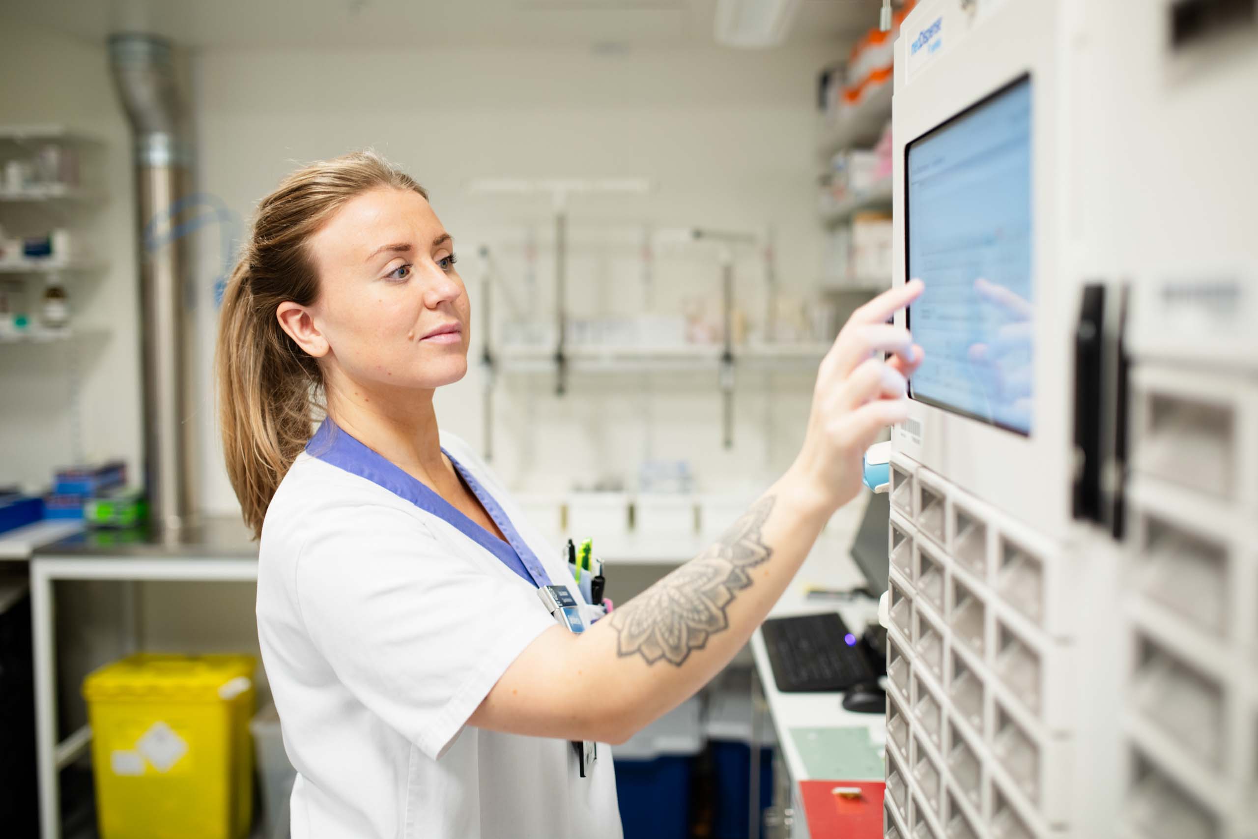 Sjuksköterska arbetar vid digital journalskärm på Centralsjukhuset Karlstad i modulsjukhus från Expandia