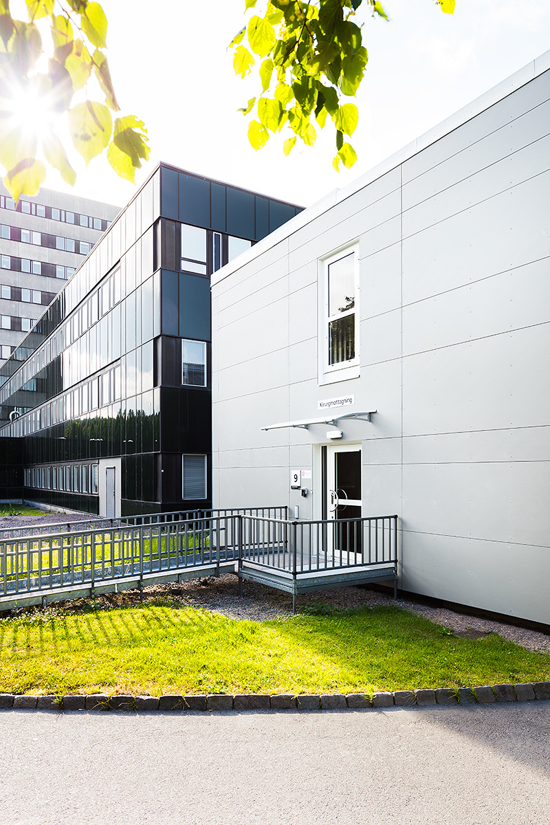 Moduler från Expandia vid Östra sjukhuset i Göteborg, använda som kirurgmottagning och förlossningsavdelning, placerade intill sjukhusets ordinarie byggnad.