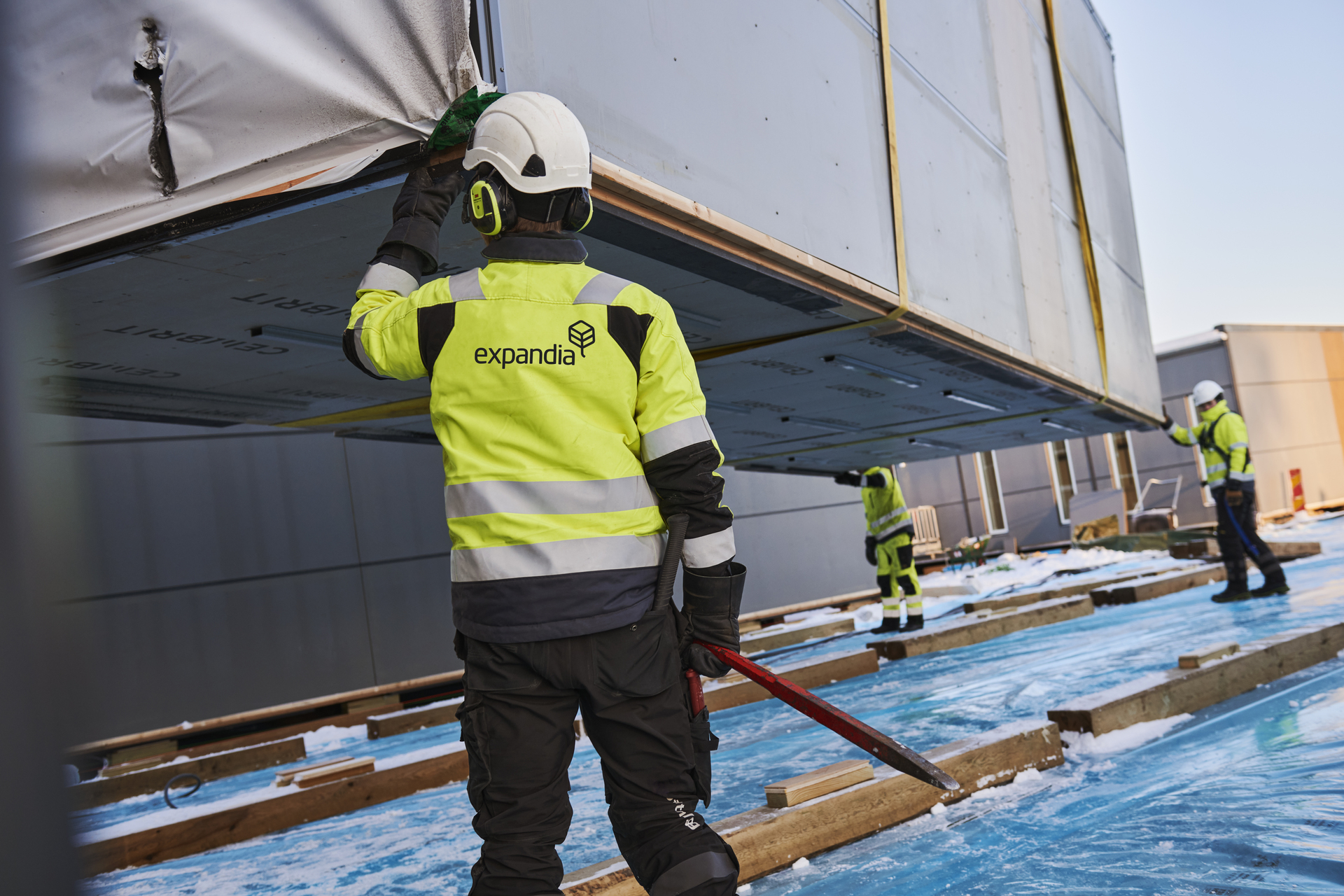 man i varselkläder vid montage av modulskola
